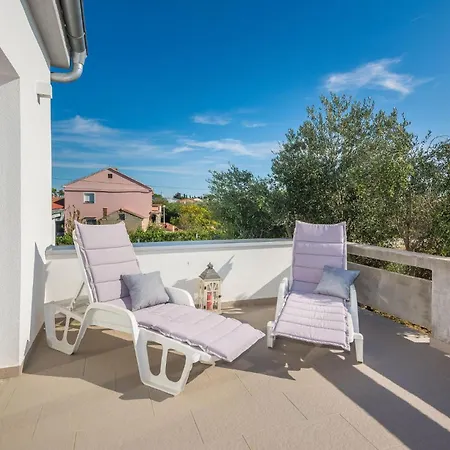 Beach Front Apartment In Vir With Wifi