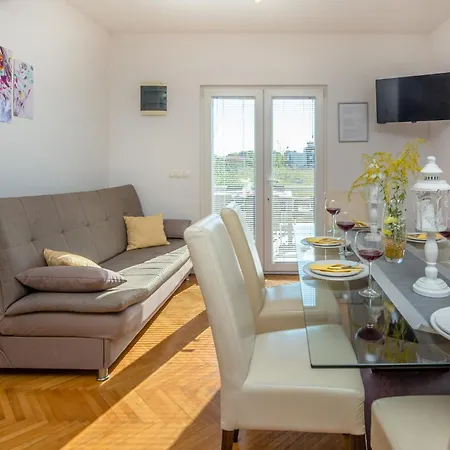 Beach Front Apartment In Vir With Wifi 公寓 *